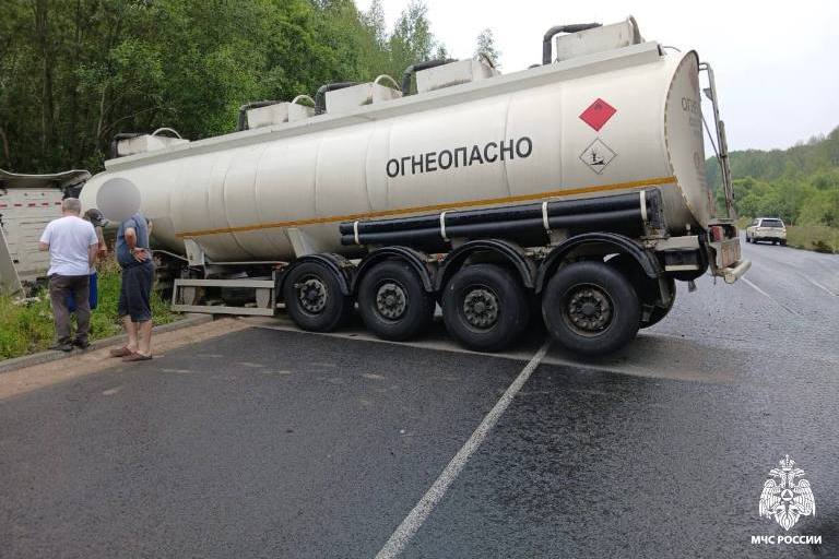 На «Золотом кольце» под Тверью пассажир ГАЗели погиб в столкновении с бензовозом