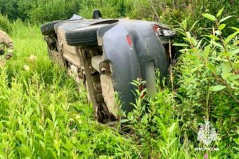Пострадали двое: в Тверской области перевернулась легковушка