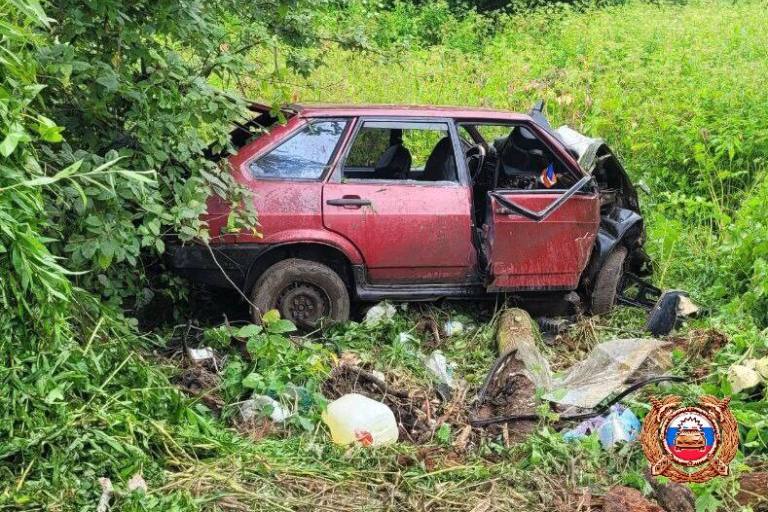 В Тверской области два человека пострадали в вылетевшей в кювет «девятке»