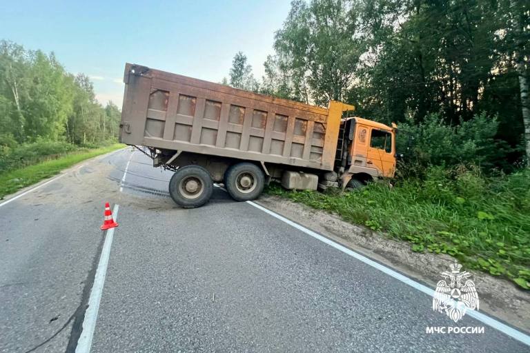 Водитель легковушки погиб в столкновении с многотонным грузовиком в Тверской области