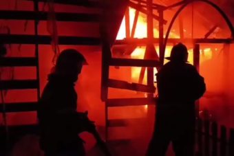 В Тверской области пожарные остановили огонь на подступах к жилым домам В Тверской области пожарные остановили огонь на подступах к жилым домам