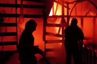 В Тверской области пожарные остановили огонь на подступах к жилым домам