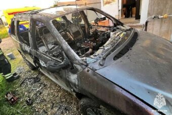 Автомобиль загорелся из-за неисправной электрики под Тверью