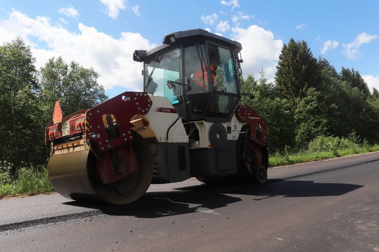 В Тверской области ведется ремонт социально важной дороги