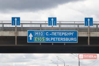 На М-10 в Тверской области пенсионер не справился с управлением, погиб пассажир