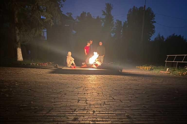 Подростки жгли цветы, возложенные Вечному огню