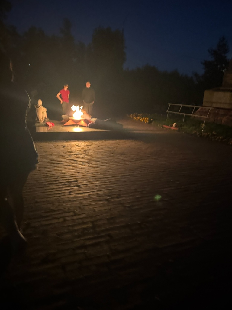 Подростки жгли цветы, возложенные Вечному огню
