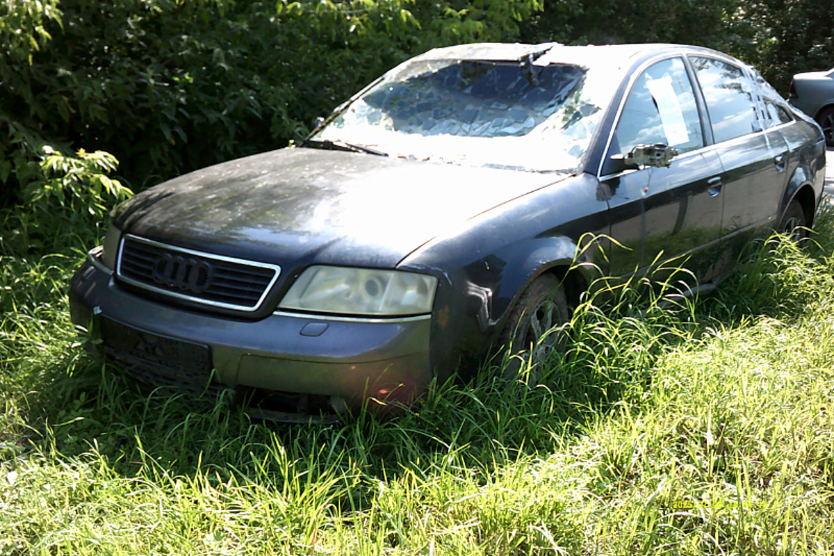 В Твери чиновники требуют уничтожить брошенную в поселке Химинститута Audi