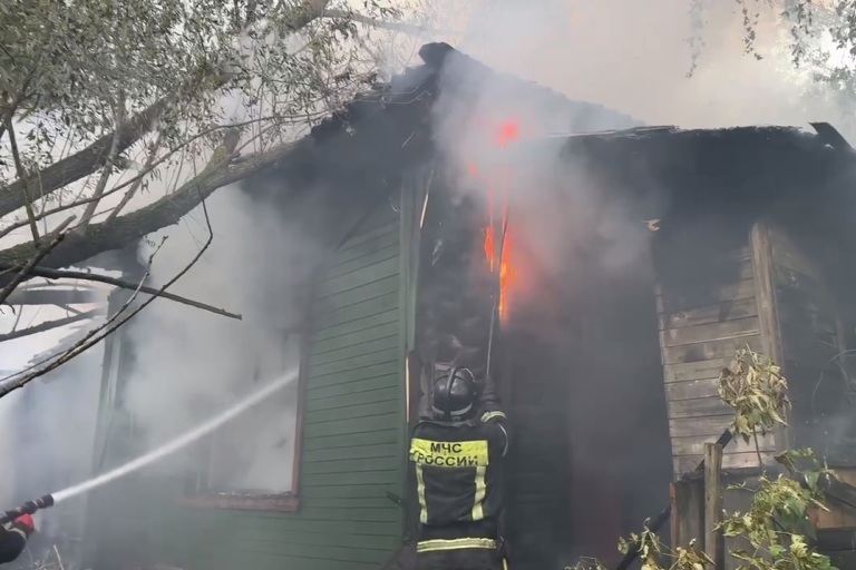 В Твери сгорел дом, хозяйка успела спастись