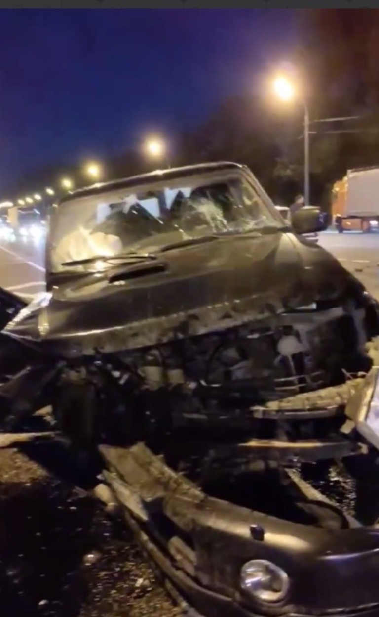 Три человека пострадали в столкновении легковушек на М-10 под Тверью