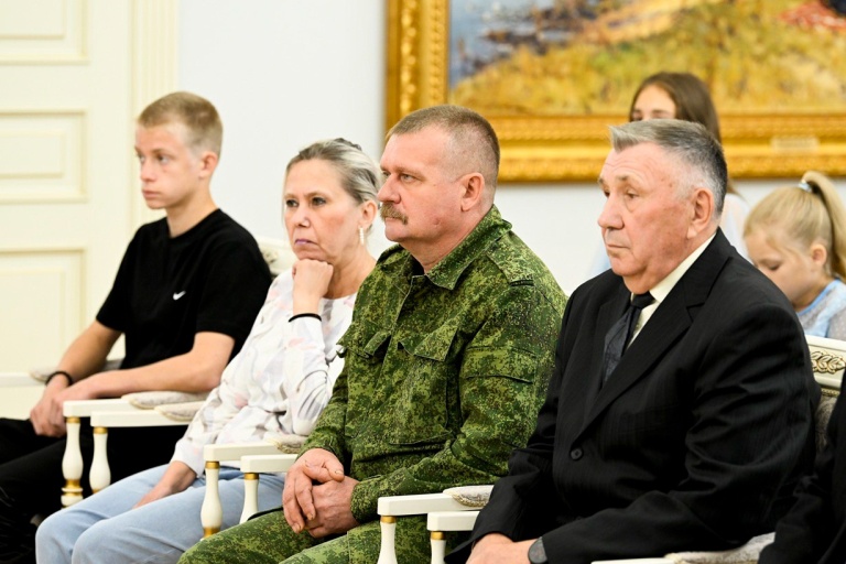 Губернатор Тверской области в День Государственного флага России вручил награды жителям региона
