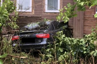 Иномарка врезалась на скорости в дом в Твери
