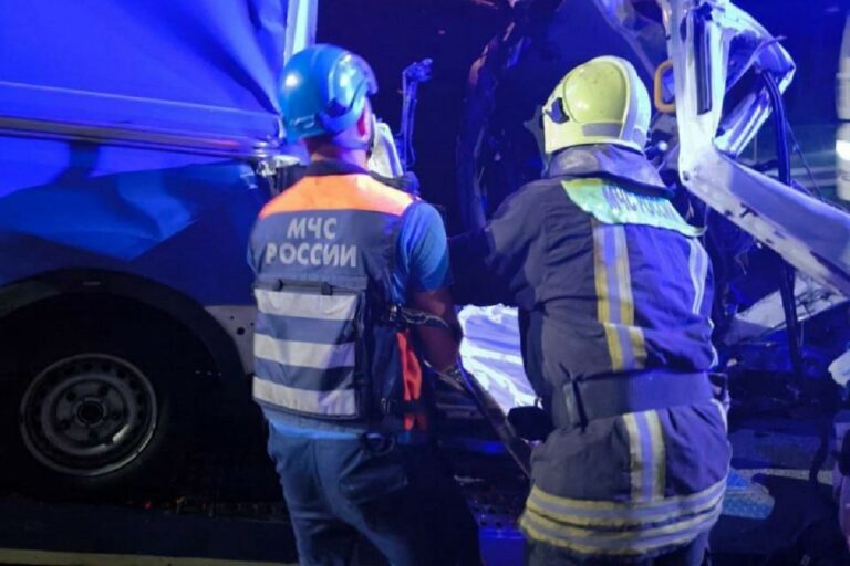 Фургон и грузовик столкнулись на М-11 под Тверью