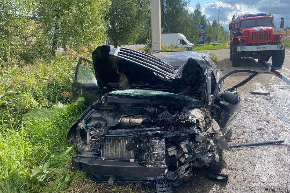 Легковушка и грузовик столкнулись в Тверской области