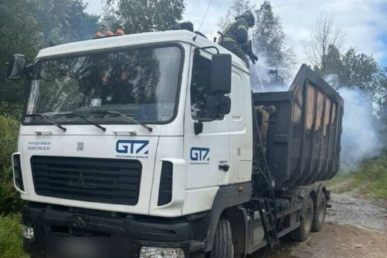 Грузовик загорелся на М-10 в Тверской области