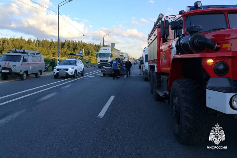 Грузовик раздавил легковушку на М-10 в Тверской области