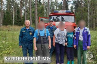 В двух округах Тверской области спасателям пришлось выводить из леса заблудившихся людей