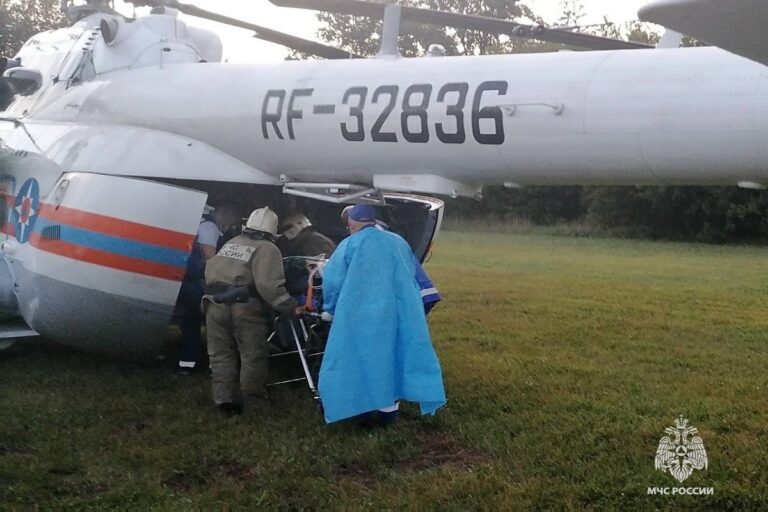 Санавиация МЧС эвакуировала тяжелобольных подростков в Тверь