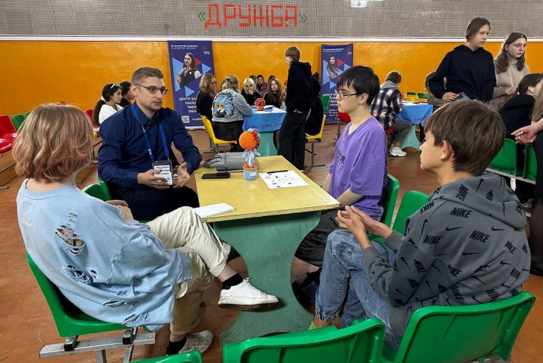 В загородных лагерях Тверской области подросткам помогают определиться с будущей профессией