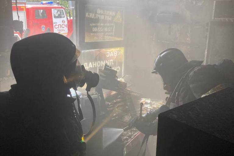 В Твери из-за неисправного удлинителя сгорел магазин