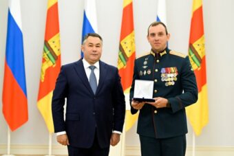 Губернатор Тверской области в День Государственного флага России вручил награды жителям региона