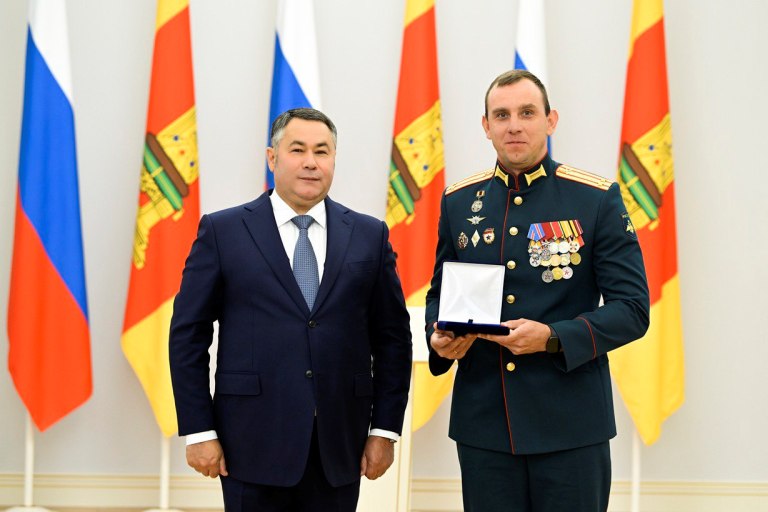 Губернатор Тверской области в День Государственного флага России вручил награды жителям региона