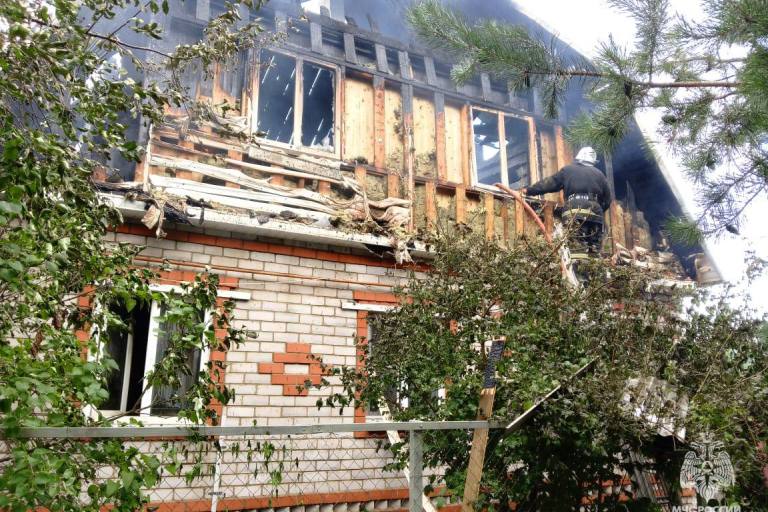 В Тверской области полыхал жилой дом