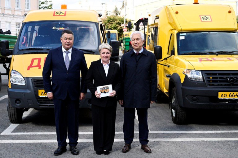 Школам Тверской области передали школьные автобусы и транспорт для обучения профессии