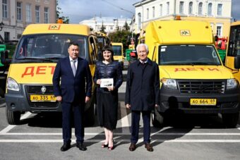 Школам Тверской области передали школьные автобусы и транспорт для обучения профессии