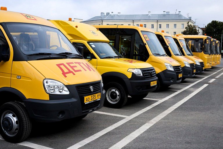Школам Тверской области передали школьные автобусы и транспорт для обучения профессии