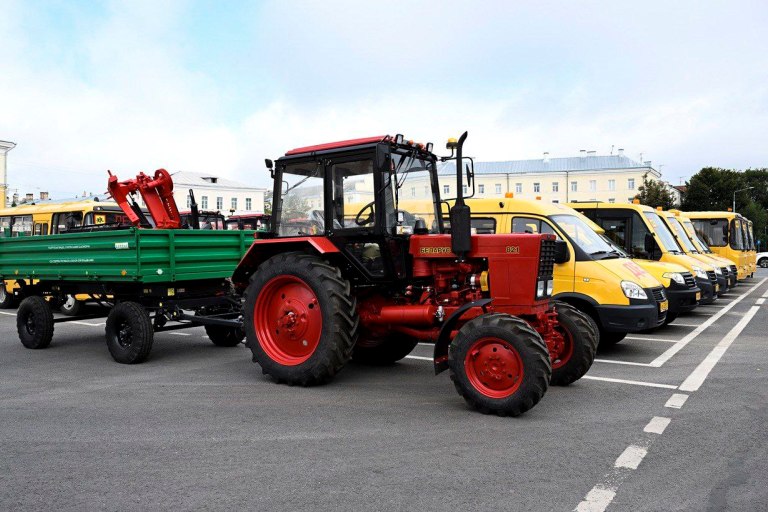 Школам Тверской области передали школьные автобусы и транспорт для обучения профессии