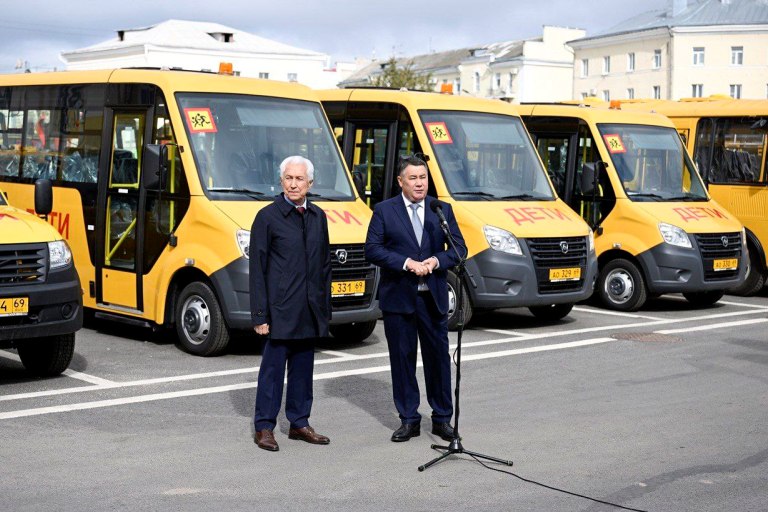 Школам Тверской области передали школьные автобусы и транспорт для обучения профессии