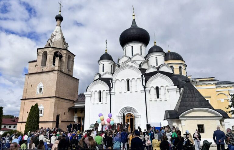 В Тверской области в преддверии Дня знаний в монастыре напутствовали первоклашек