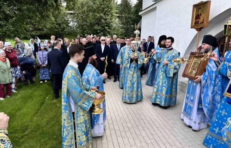 В Тверской области в преддверии Дня знаний в монастыре напутствовали первоклашек