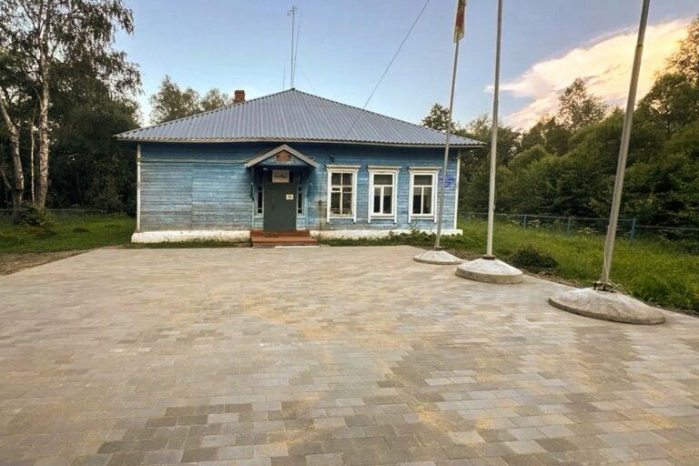 В Тверской области ремонтируют площадки для линеек и торжественных построений учеников