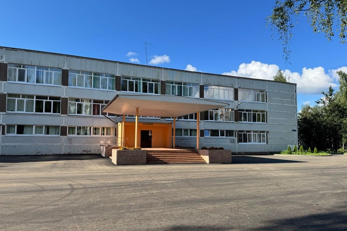 В Тверской области ремонтируют площадки для линеек и торжественных построений учеников