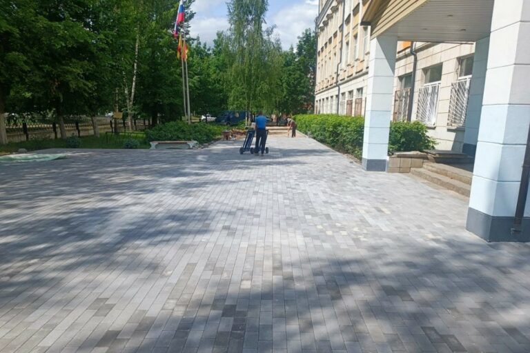 В Тверской области ремонтируют площадки для линеек и торжественных построений учеников