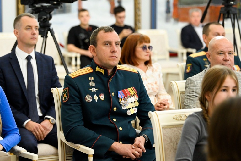 Губернатор Тверской области в День Государственного флага России вручил награды жителям региона
