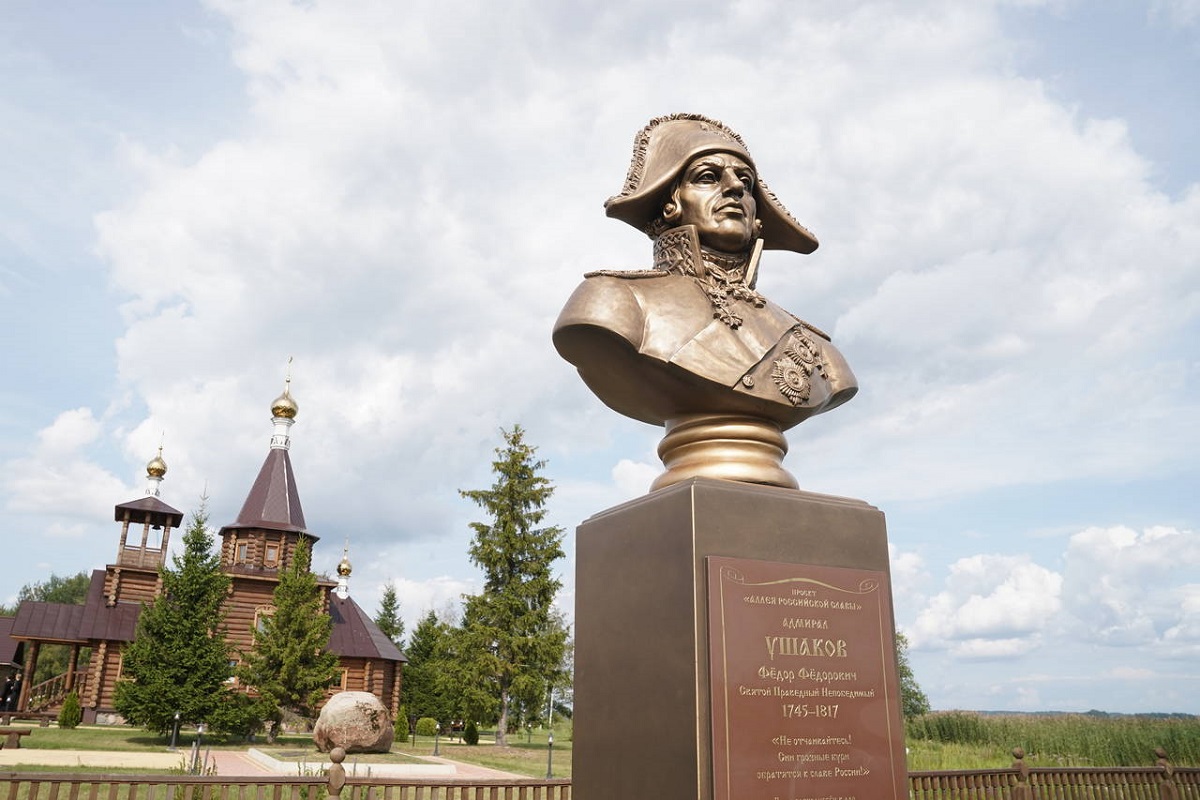 Памятник адмиралу Федору Ушакову открыли в Тверской области