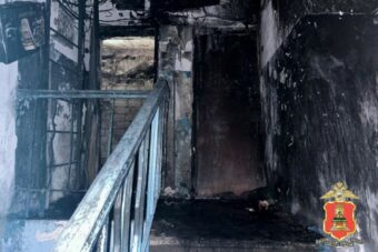 Подростки подожгли из мести дверь квартиры в Твери