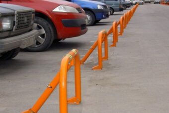 В Госдуме напомнили автомобилистам о штрафах за ограждение парковочного места у дома