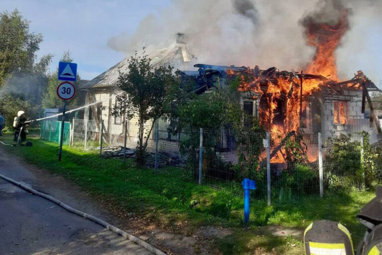 В Твери горит частный дом на улице Пригородной