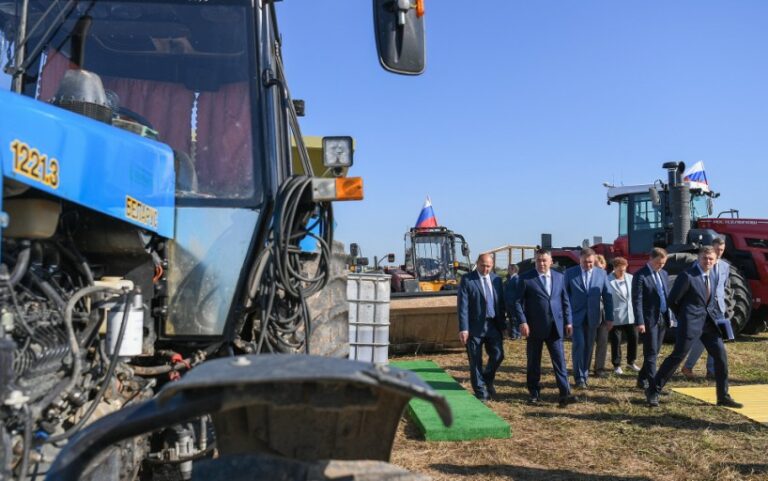 Игорь Руденя в Торжокском округе почтил память павших воинов и посетил колхоз «Мир»
