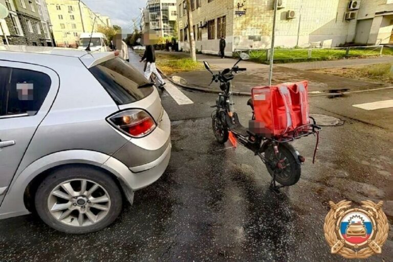 Курьера на электровелосипеде сбили в Твери