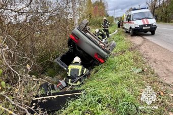 Легковушка снесла столб и опрокинулась в Тверской области
