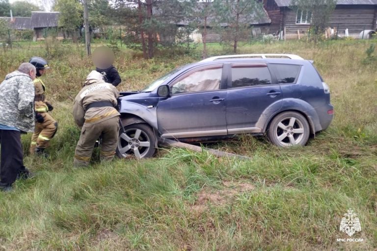 Женщина пострадала при столкновении легковушек в Тверской области