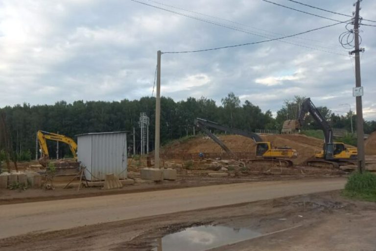 Западный мост в Твери строят 145 человек и 58 единиц техники