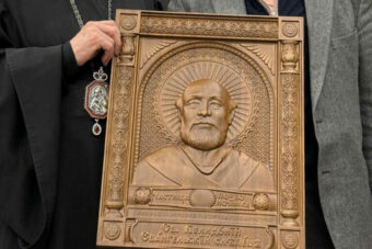 Тверскому кафедральному собору передали иконы для слепых