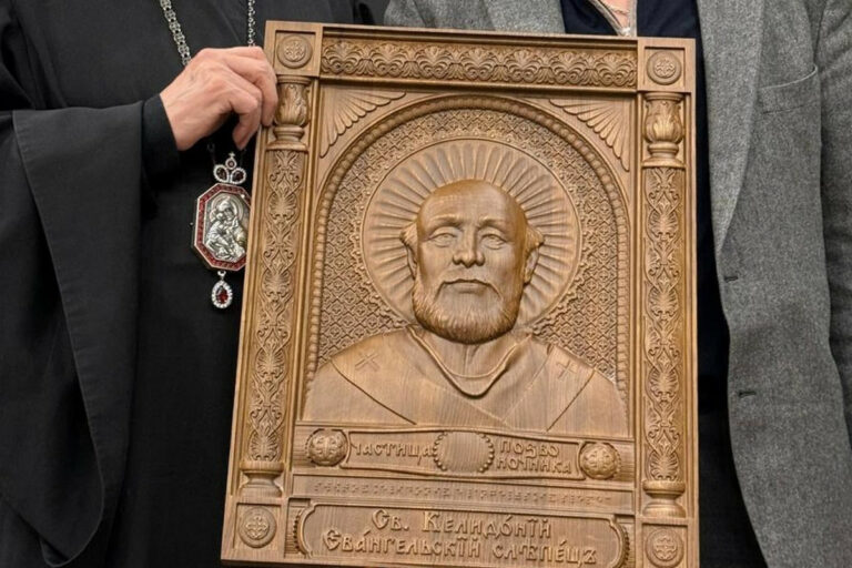 Тверскому кафедральному собору передали иконы для слепых