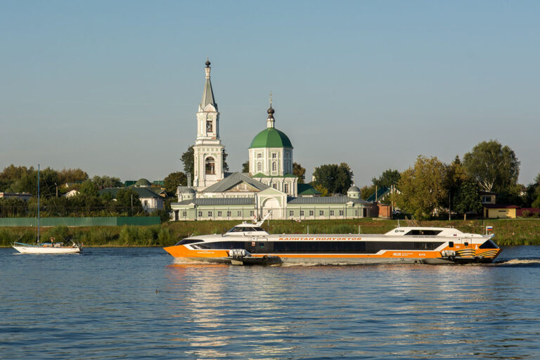 В Твери встретили мчавшийся по воде 11 часов теплоход
